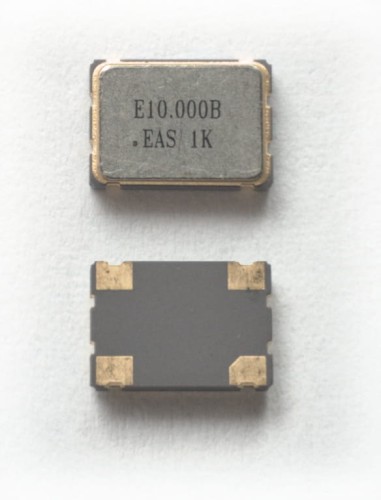 Zdjęcie rezonatora kwarcowego SMD, góra i spód.