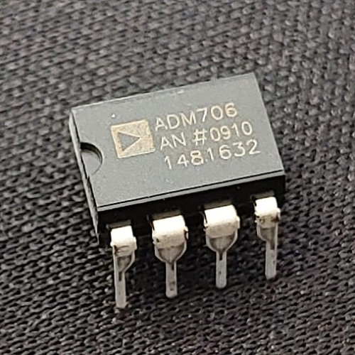 Zdjęcie poglądowe układu ADM706 w obudowie DIP8